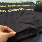 جزئیات کش کمر طلایی شورت نیم پا مردانه پک ۳ عددی Calvin Klein